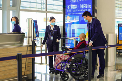 老人也能輕松“飛” 旅客票務(wù)代理為老年出行保駕護(hù)航