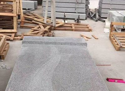 芝麻灰花崗巖石材價(jià)格與花崗巖板材加工全解析